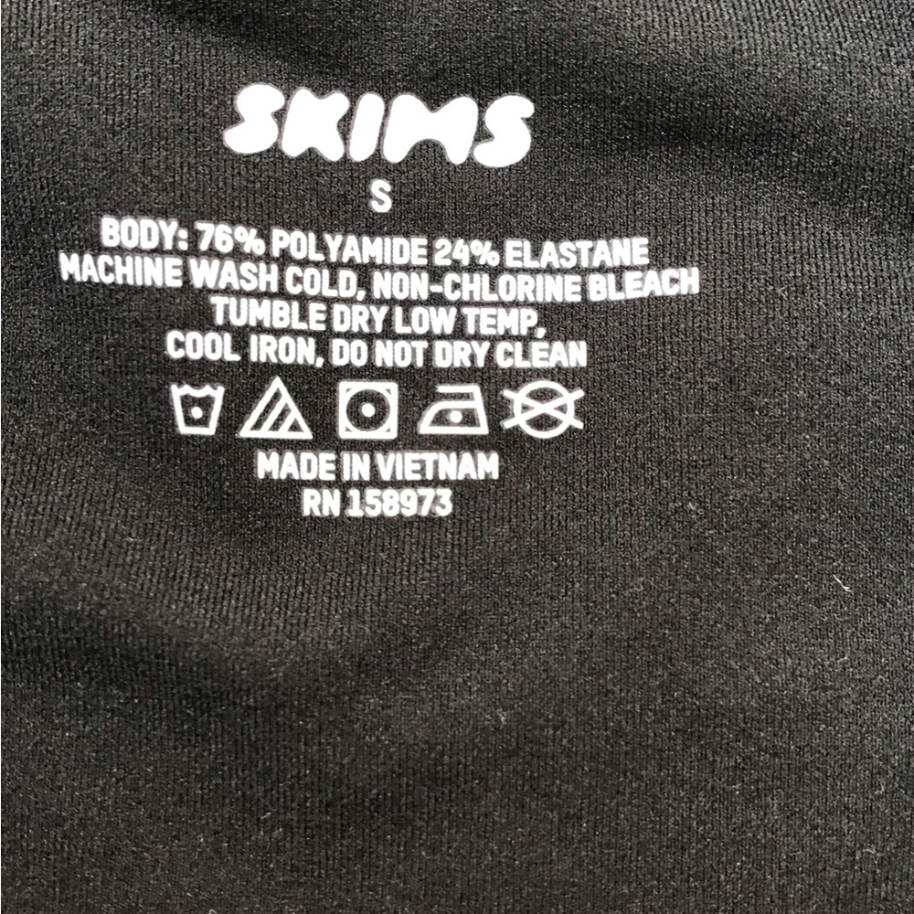 SKIMS Fits Everybody T-Shirt Bodysuit | Onyx - Picture 10 of 16